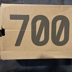 Yeezy 700 like new